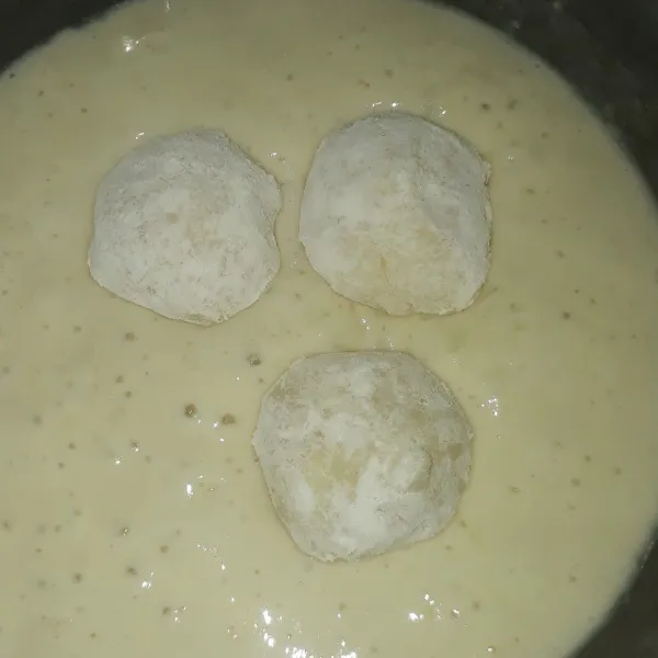 Beri garam pada pelapis basah, aduk rata lalu cemplungkan tape yang sudah terbalut tepung tadi.