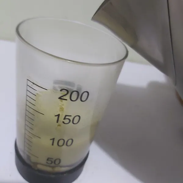 Tuang 100 ml air ke dalam gelas yang berisi matcha. Kemudian aduk hingga tercampur rata.