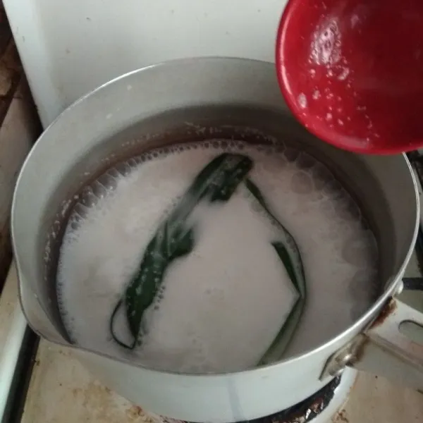 Membuat kuah santan. Campur semua bahan, aduk hingga mendidih. Sajikan dengan cara menyiram santan di atas kolak.