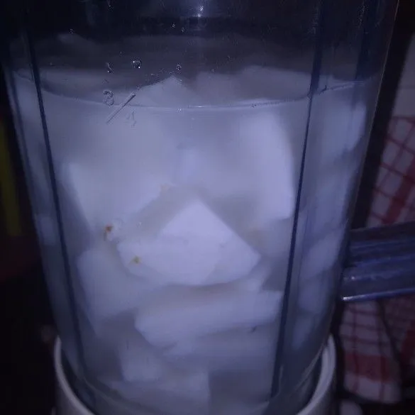 1 buah kelapa potong-potong dan masukkan ke blender beri air 3/4 blender sampai halus, lalu saring. Sisa ampasnya bisa di blender lagi lakukan sampai air santannya berubah putih, kalau sudah putih tandanya santan sudah habis dan tidak bisa dipakai lagi.