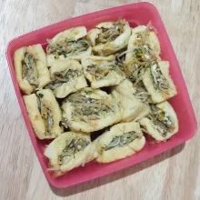 Masukkan tumis sayuran ke dalam tahu yang sudah dikeluarkan isinya.