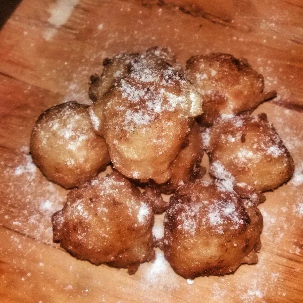 Sajikan dengan topping gula halus.