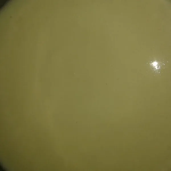 Buat pelapis basahnya terlebih dahulu. Campur tepung terigu, gula pasir dan ragi. Beri air sedikit demi sedikit sambil diaduk sampai kental sekali, lalu diamkan sebentar sekitar 10 menit.