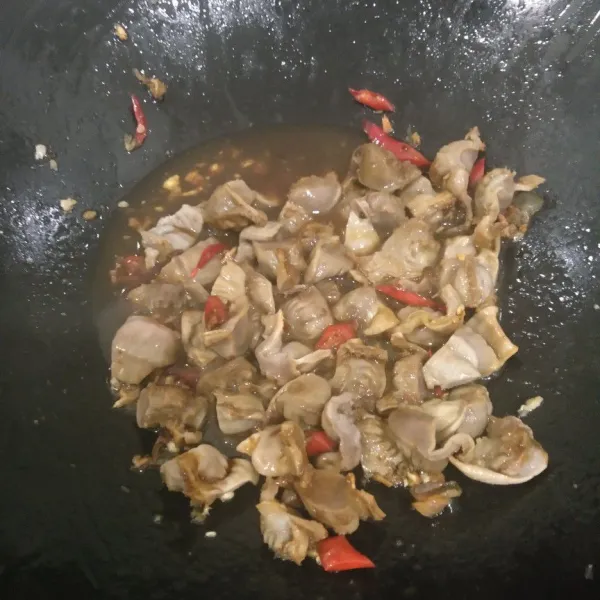 Tambahkan air. kecap dan bumbu lainnya.