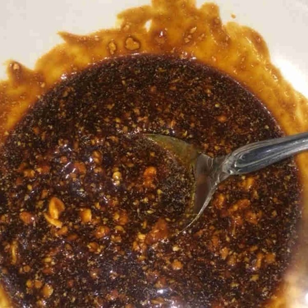Masukkan cabai yang sudah di blender dan 2 sdm air, aduk kembali hingga rata