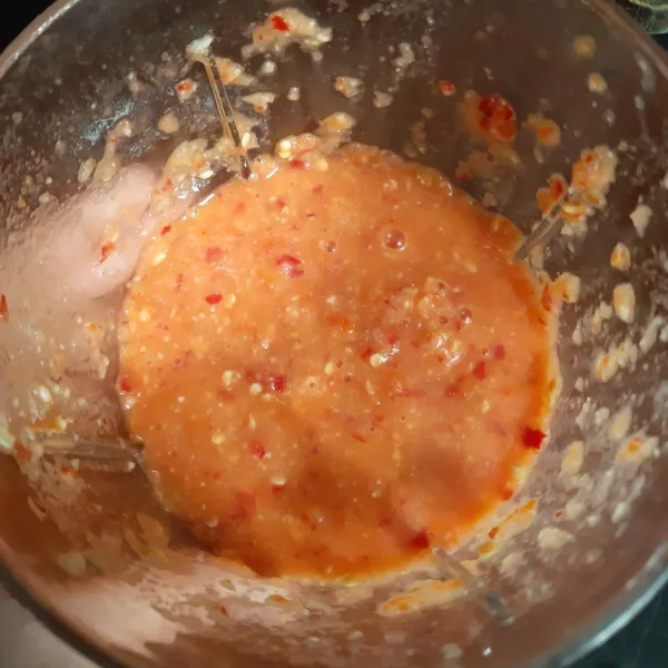Blender bawang merah, bawang puting, tomat dan cabe sampai halus.