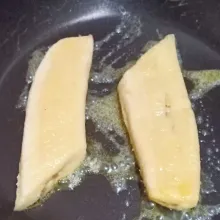 Belah 2 pisang lalu masukkan ke dalam teflon.