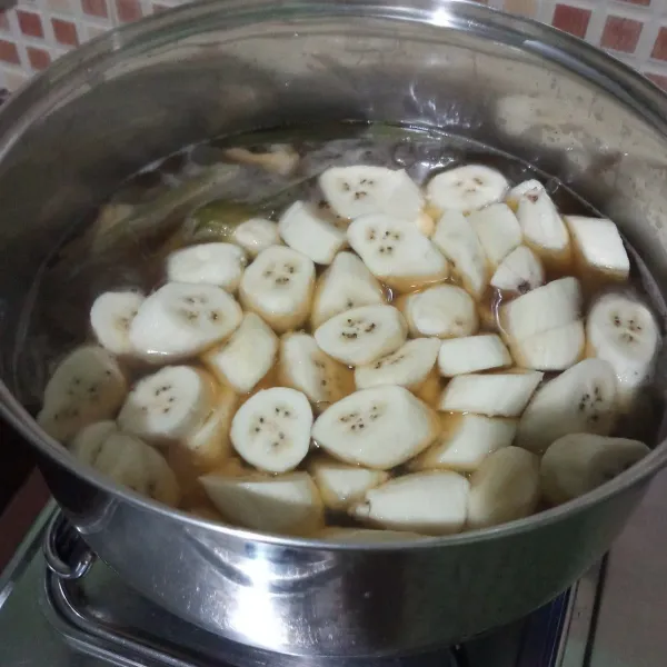 Masukkan pisang, gula pasir dan garam, masak sampai pisang matang.