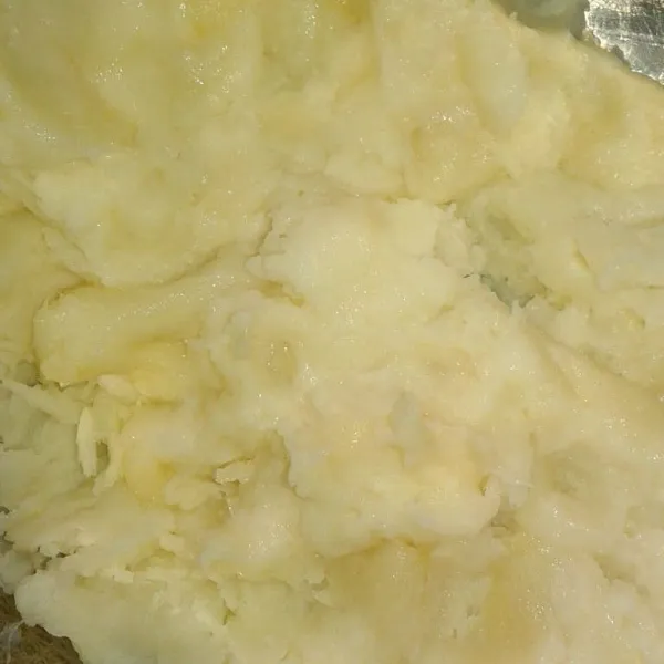 Dalam wadah lain haluskan tape singkong. Buang serat kerasnya.