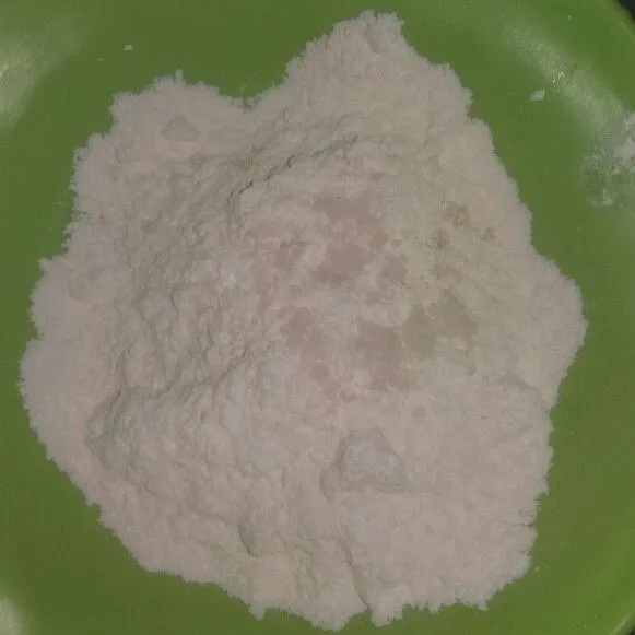 Campur tepung terigu dengan garam, aduk hingga tercampur rata.