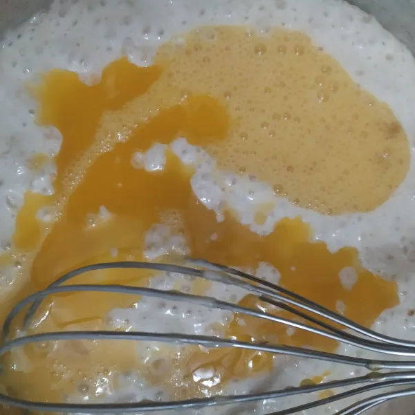 Terakhir masukkan mentega yang sudah leleh, aduk sampai rata, kemudian panaskan teflon atau cetakan martabak. Saya menggunakan teflon dengan diameter 25 cm.