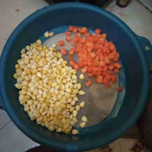Cuci bersih jagung dan wortel.