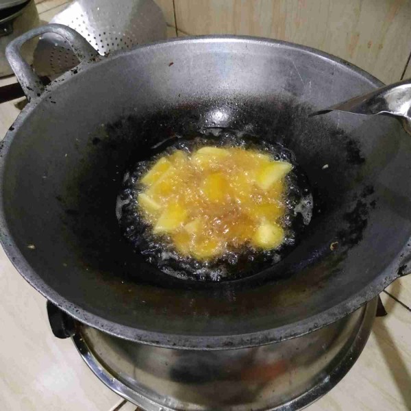 Goreng kentang dengan minyak panas sampai kecoklatan kemudian angkat dan tiriskan.
