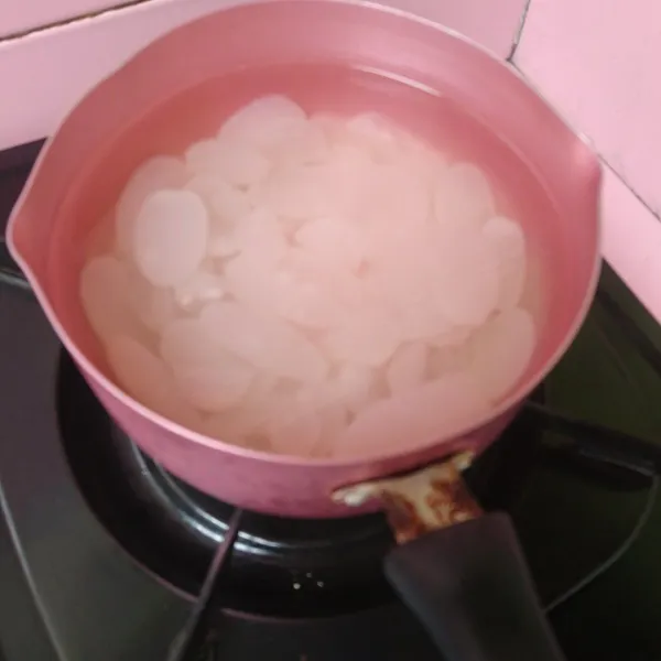 Rendam kolang-kaling selama 1 jam dengan air cucian beras, cuci bersih kemudian rebus selama 20 menit.