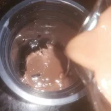 Tuang secukupnya cincau di dalam cup, lalu tuang es yang diblender sebelumnya.