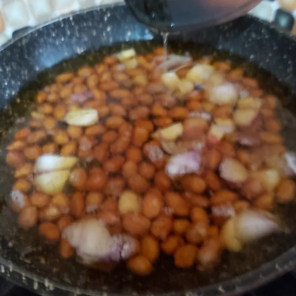 Goreng 5 sdm kacang tanah beserta 5 siung bawang putih dan 5 siung bawang merah.