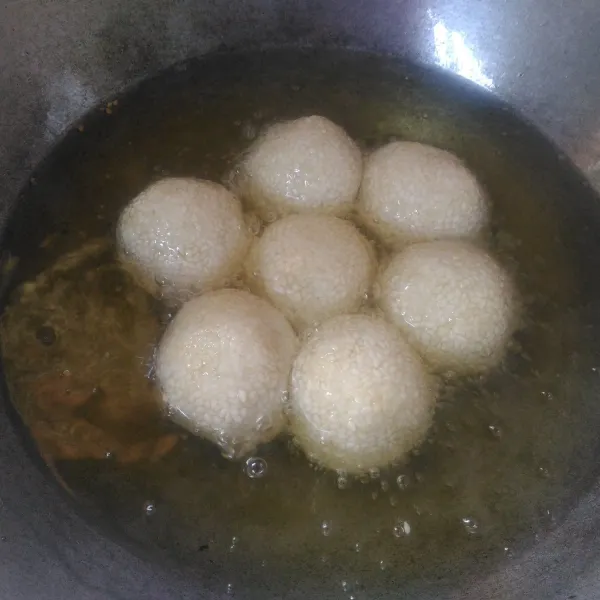 Panaskan minyak goreng agak banyak dengan api kecil, setelah minyak dalam keadaan hangat masukkan onde-onde pelan-pelan besarkan api (gunakan api sedang).