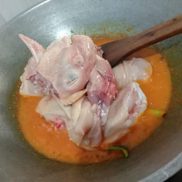 Masukkan ayam yang sudah dicuci terlebih dahulu, aduk hingga ayam mulai berubah warna atau menjadi pucat.