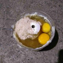 Tambahkan gula dan telur kemudian giling kembali hingga gula larut.