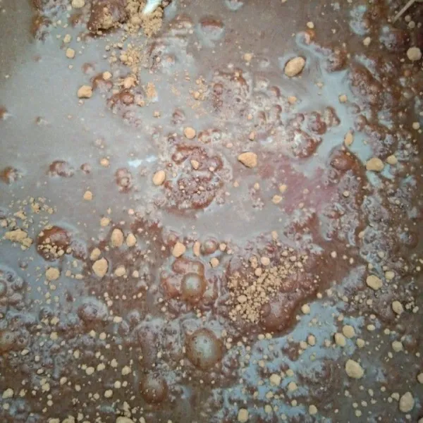Dalam panci lain, campur agar-agar bubuk, gula pasir, cokelat bubuk dan air kemudian aduk rata.