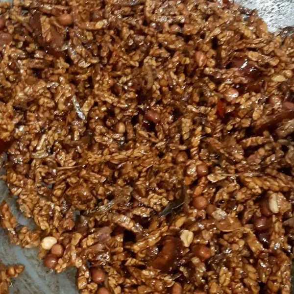 Tumis lengkuas, cabe, daun salam sampai layu, masukkan gula merah, air asam jawa, garam, gula, penyedap, kaldu ayam tumis hingga sedikit mengental lalu masukan tempe, teri, kacang aduk rata, masukkan bawang goreng aduk rata sampai tercampur.