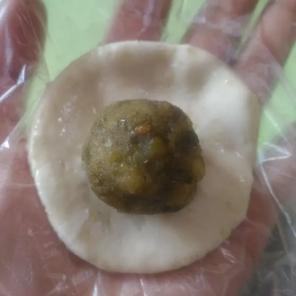 Ambil adonan secukupnya bentuk bulat dan pipihkan, kemudian tambahkan bahan isian lalu bulatkan.