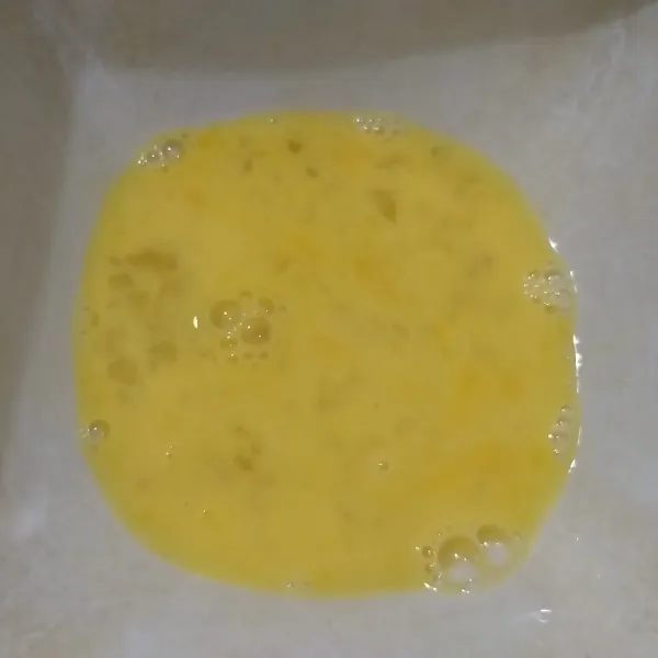 Kocok lepas telur, sisihkan.