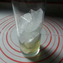 Siapkan gelas, tuang sirup dan masukkan es batu.