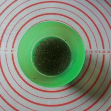 Rendam chia seed atau selasih dengan air sampai dia mengembang.