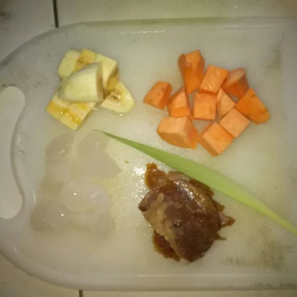 Cuci bersih dan potong-potong ubi,pisang dan kolang kaling. Sisir gula merah.