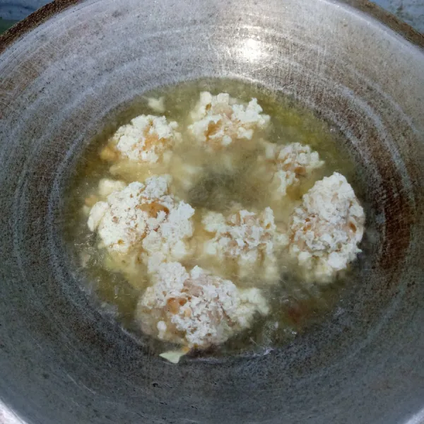 Goreng sampai matang. Angkat tiriskan dan sajikan.