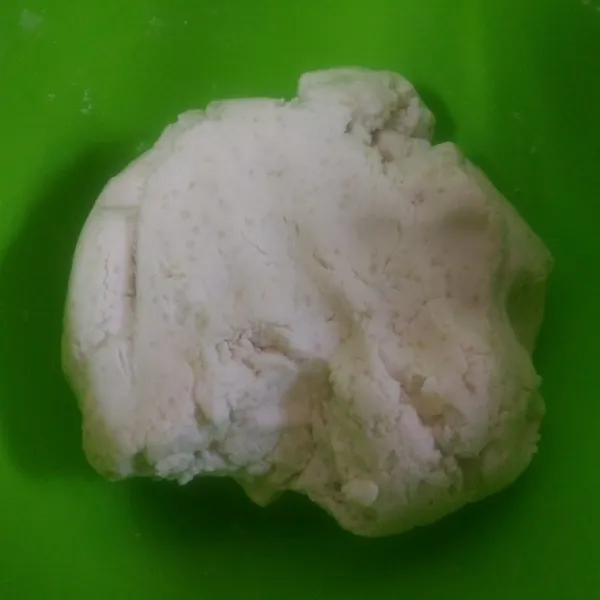 Campur semua bahan adonan kulit, tuang air hangat secara bertahap hingga adonan tercampur rata dan bisa dibentuk. Air tidak perlu sampai habis dan adonan jangan terlalu lembek.