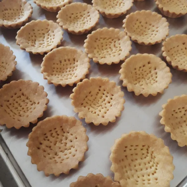 Campur semua bahan kulit lalu ambil secukupnya kemudian cetak. Tusuk-tusuk dasarnya agar tidak menggelembung saat di panggang. Lalu panggang kulit hingga kecoklatan angkat.