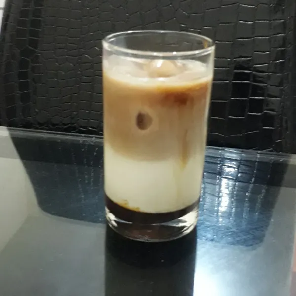 Terakhir tuang kopi perlahan ke dalam gelas agar ampas kopi tidak ikut dan gradasi susu tidak tercampur.