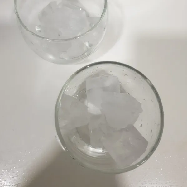 Masukan es batu kedalam gelas.