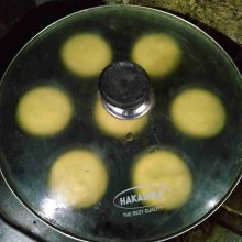 Tutup cetakan, masak dengan api sedang cenderung kecil. Setelah matang, angkat dan beri topping sesuai selera.