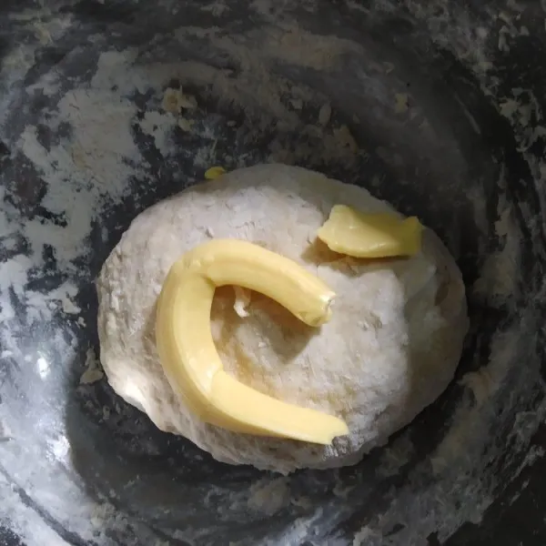 Lalu tambahkan mentega/margarin ulen sampai kalis elastis.
