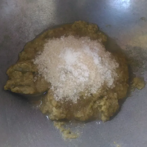Cuci bersih kacang hijau lalu rebus sampai empuk. Haluskan kacang hijau lalu campur dengan gula dan garam. Masak sampai kesat, sisihkan dan biarkan sampai dingin.