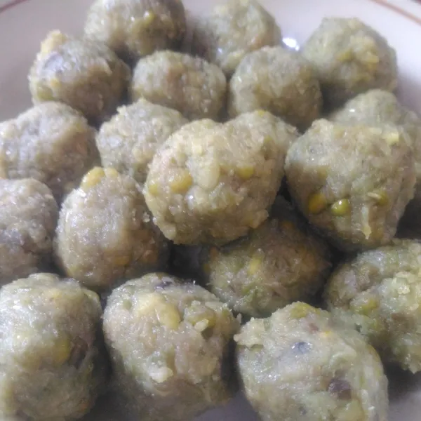 Ambil adonan isi secukupnya, bentuk bulat dan sisihkan.