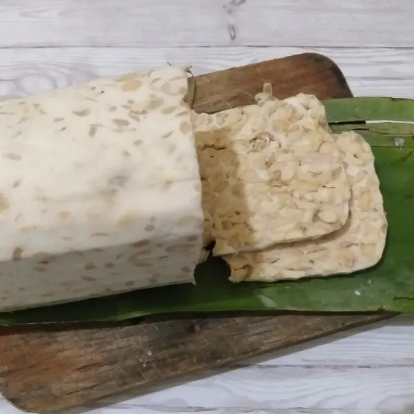 Potong-potong tempe sesuai selera, sisihkan.