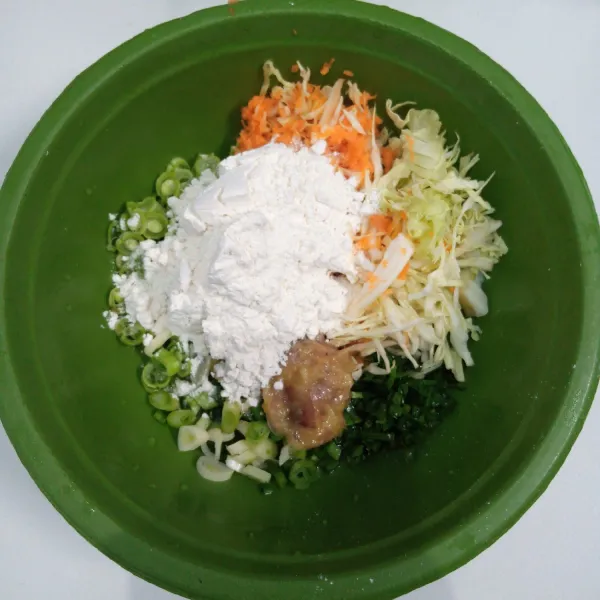 Ulek bumbu sampai halus. Kemudian campur bersama wortel,kol,daun bawang tepung terigu dan air.