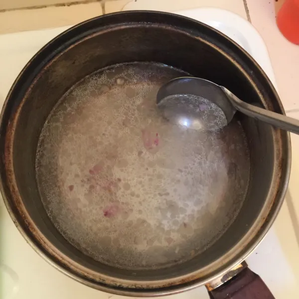 Masukkan air biarkan sampai mendidih.