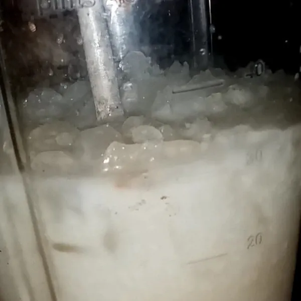 Masukkan susu, kurma dan es batu ke dalam blender, lalu blender.