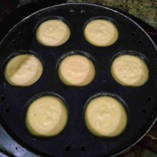 Panaskan cetakan, oleskan margarin. Setelah panas, masukkan adonan.