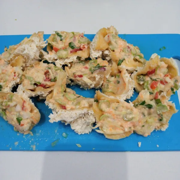 Isi tahu dengan adonan.