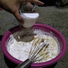 Masukkan santan kemudian aduk rata.