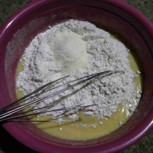 Masukkan terigu, susu bubuk, vanili, dan garam. Aduk rata.