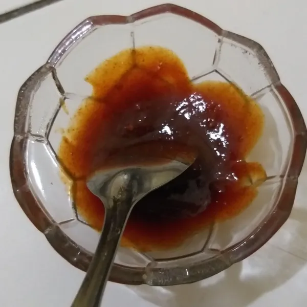 Buat saus lava dengan mencampurkan semua bumbu.