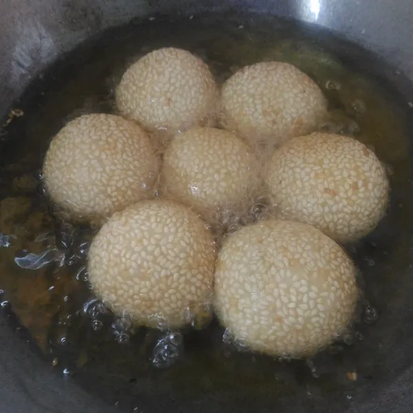 Bila adonan sudah mulai mengapung aduk-aduk supaya matangnya rata dan supaya saat matang onde-onde tidak penyok/kempes.