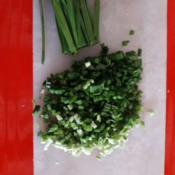 Potong daun bawang kecil-kecil.